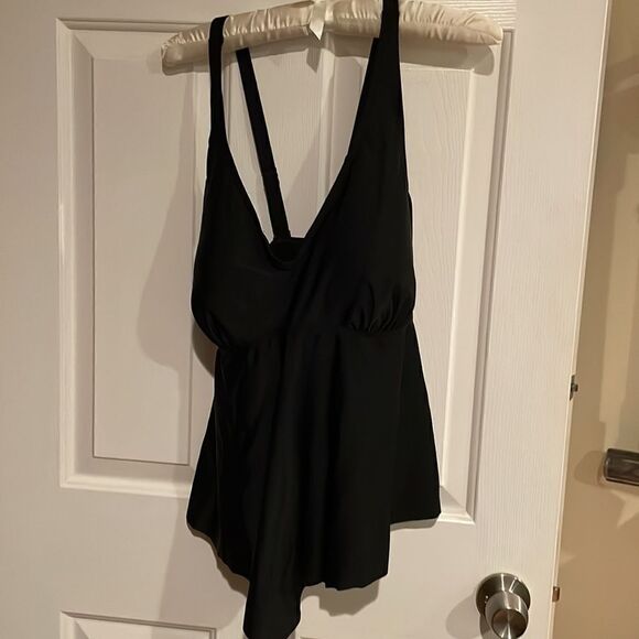 Torrid Wireless V-Neck Tankini top 🖤 - Picture 7 of 8